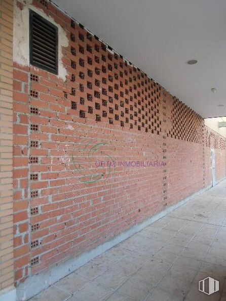 Retail for rent at Urbanización Parque Sol, Cuenca, 16004 with window, light fixture, building, brick, brickwork, wood, road surface, fixture, composite material and material property around