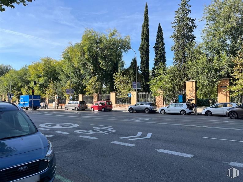 Local en alquiler en Zona Retiro-Ibiza, Retiro, Madrid, 28009 con coche, vehículo terrestre, cielo, vehículo, nube, rueda, vehículo de motor, matrícula del vehículo, infraestructura y iluminación del automóvil alrededor