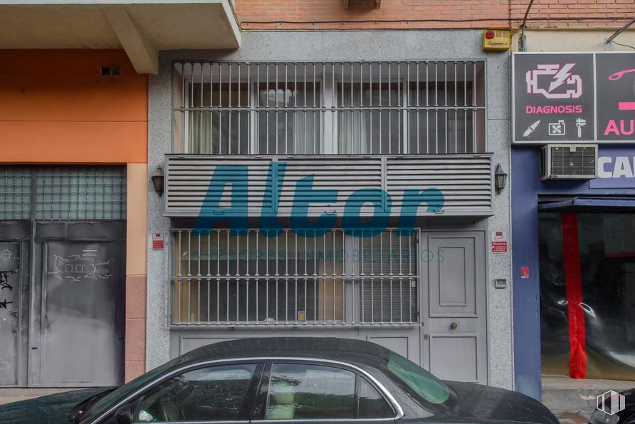 Local en venta en Calle de Alejandro Rodríguez, Tetuán, Madrid, 28039 con coche, puerta, exterior del automóvil, luz de estacionamiento, iluminación del automóvil, coche familiar, luces traseras y de freno, matrícula del vehículo, coche grande y coche mediano alrededor