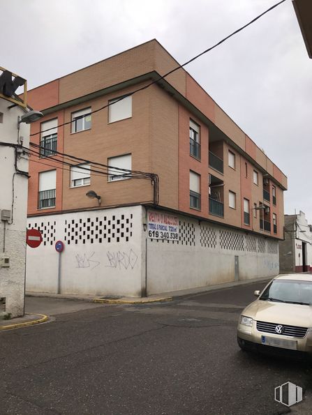 Retail for sale & for rent at Calle San Joaquín, 2, Talavera de la Reina, Toledo, 45600 with car, building, automotive parking light, window, sky, cloud, hood, vehicle, plant and asphalt around