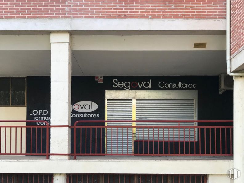 Retail for sale at Avenida Vicente Aleixandre, Segovia, 40006 with fixture, wall, building, building material, font, facade, tints and shades, commercial building, signage and house around