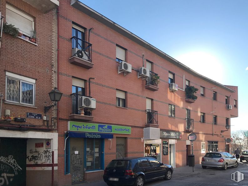 Local en venta en Calle Sierra Vieja, 48, Villa de Vallecas, Madrid, 28031 con coche, ventana, edificio, neumático, rueda, cielo, vehículo terrestre, luz de estacionamiento automotriz, vehículo y propiedad alrededor