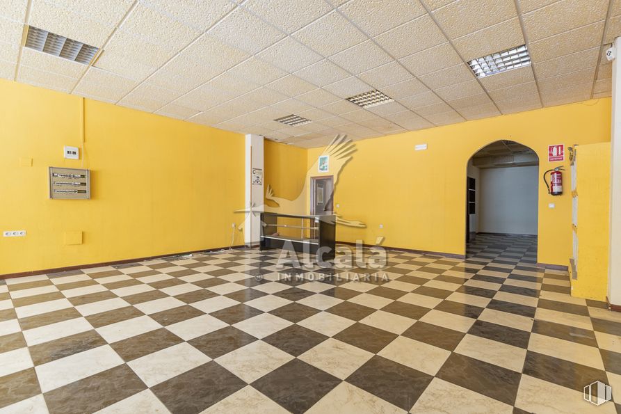 Retail for sale at Zona centro, Azuqueca de Henares, Guadalajara, 19200 with property, tile flooring, hall, interior design, floor, flooring, fixture, line, ceiling and leisure around