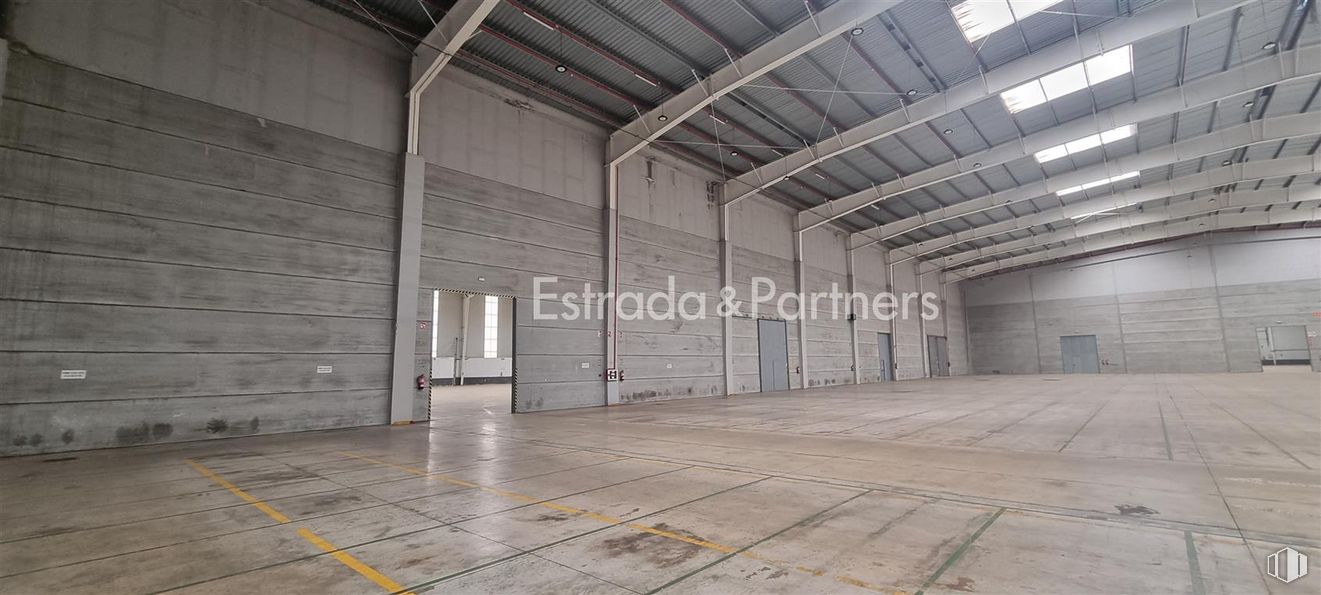 Nave en alquiler en Calle Francisco Medina Mendoza, Cabanillas del Campo, Guadalajara, 19171 con propiedad, madera, hall, edificio, suelo, suelos, techo, material compuesto, material de construcción y haz alrededor