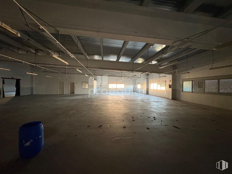 Industrial for sale at Calle Laguna, 74, Alcorcón, Madrid, 28923 with floor, flooring, ceiling, hall, concrete, fluorescent lamp, daylighting, light fixture, plaster and parking lot around