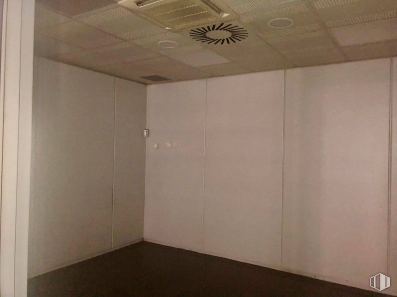 Local en alquiler y venta en Calle Suero de Quiñones, Chamartín, Madrid, 28002 con piso, edificio, madera, pavimento, pasillo, yeso, material compuesto, techo, accesorio y vidrio alrededor