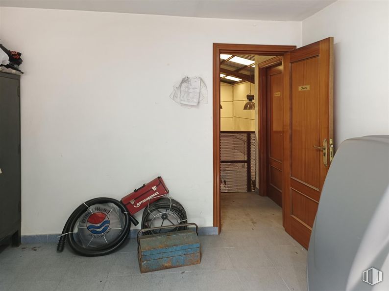 Nave en venta en Calle Puerto del Escudo, Leganés, Madrid, 28914 con neumático, rueda, puerta, neumático de automoción, edificio, accesorio, interiorismo, madera, suelo y suelos alrededor