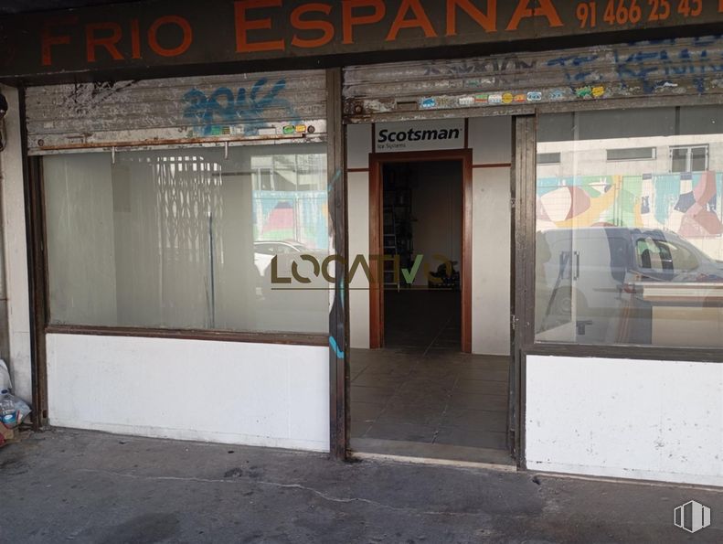 Local en venta en Calle Gallur, La Latina, Madrid, 28047 con accesorio, puerta, fachada, gas, fuente, edificio, señalización, exterior del automóvil, publicidad y ciudad alrededor