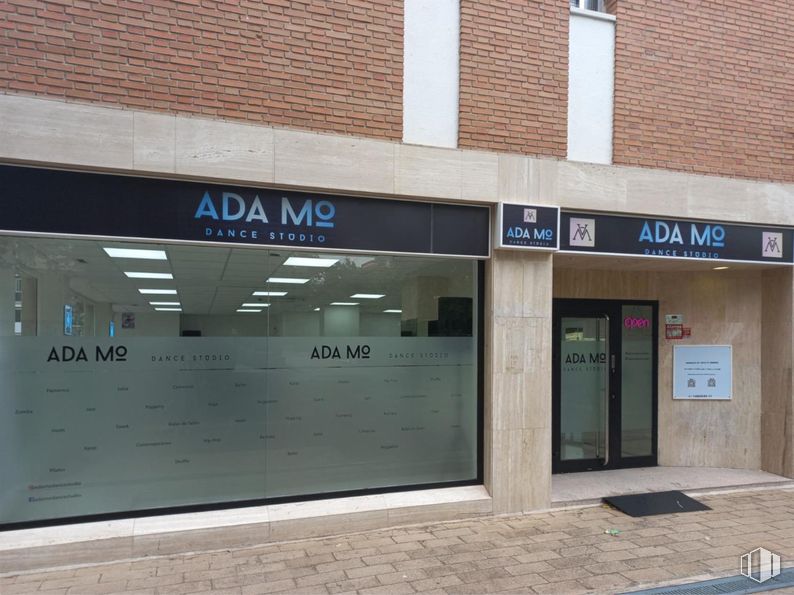 Retail for sale at Calle Maqueda, La Latina, Madrid, 28024 with graphics and sign around