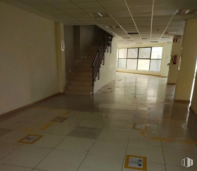 Local en venta en Calle Londres, 38, Las Rozas de Madrid, Madrid, 28230 con ventana, accesorio, edificio, madera, pasillo, suelos de baldosas, piso, pavimentos, material compuesto y espacio alrededor