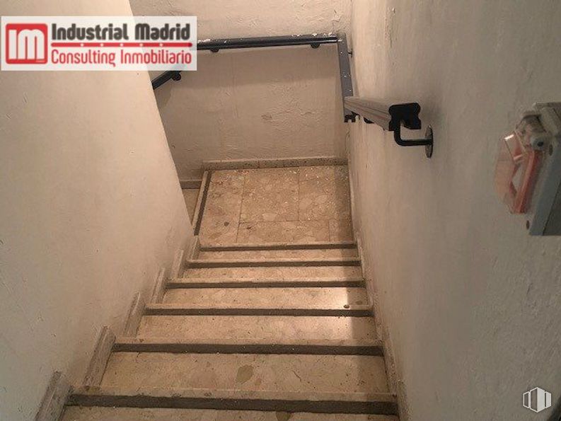 Nave en venta en Zona industrial, Coslada, Madrid, 28820 con escaleras, arquitectura, madera, accesorio, material compuesto, en paralelo, tintes y matices, edificio, suelos y rectángulo alrededor