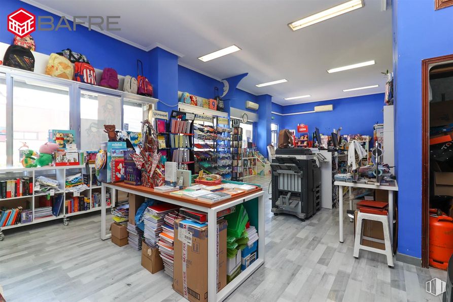 Local en alquiler y venta en Casco urbano, Fuenlabrada, Madrid, 28945 con mesa, alumbrado, bolsa, persona, lámpara, interiorismo, estante, estantería, edificio y televisión alrededor