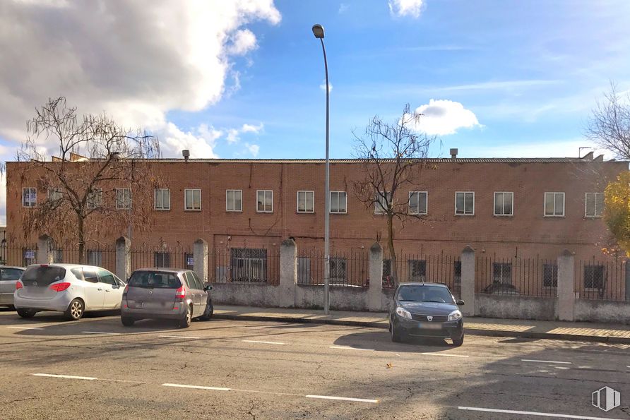 Nave en venta en Zona Avenida Castilla, San Fernando de Henares, Madrid, 28830 con coche, edificio, nube, cielo, vehículo terrestre, rueda, ventana, vehículo, planta y neumático alrededor