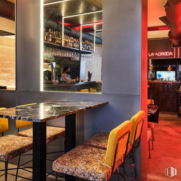 Retail for rent at Zona Chueca, Centro, Madrid, 28004 with kitchen & dining room table, person, chair, table, furniture, interior design, drinking establishment, barware, flooring and room around