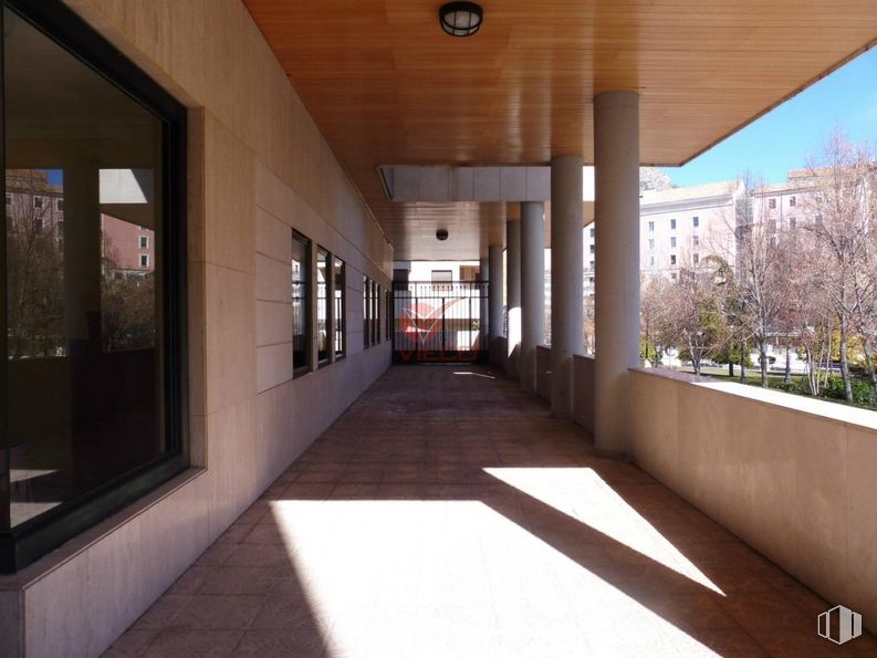 Local en alquiler en Zona Parque del Huécar, Cuenca, 16001 con ventana, planta, edificio, sombra, madera, diseño de interiores, arquitectura, árbol, bienes raíces y suelo alrededor