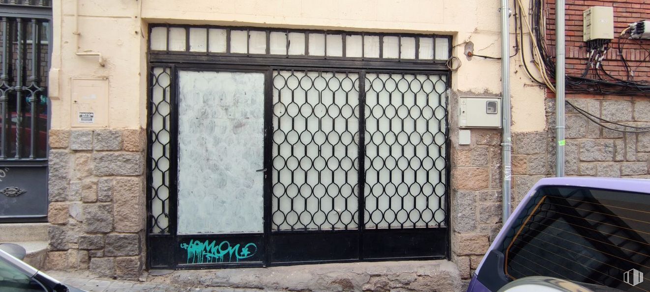 Retail for sale at Calle Vasco de Quiroga, Ávila, 05005 with window, car, building, fixture, architecture, facade, gas, wood, tints and shades and font around