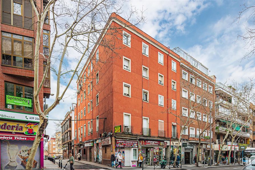 Retail for sale & for rent at Calle Alcalá, 402, Ciudad Lineal, Madrid, 28027 with building, window, cloud, sky, urban design, tree, condominium, residential area, neighbourhood and thoroughfare around