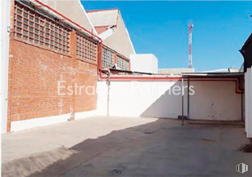 Nave en alquiler en Zona industrial, San Fernando de Henares, Madrid, 28830 con cielo, edificio, material de construcción, material compuesto, asfalto, fachada, accesorio, superficie de la carretera, diseño urbano y ciudad alrededor