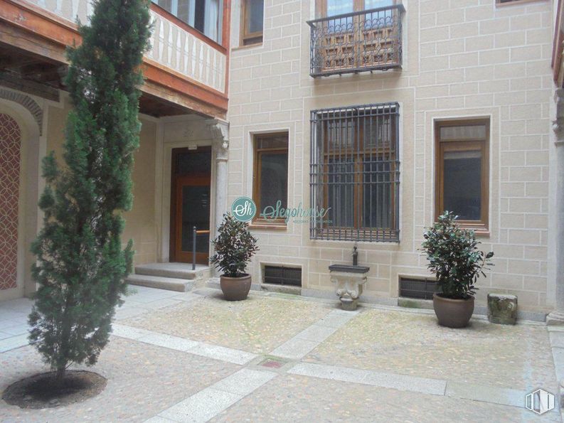 Office for rent at Calle San Frutos, Segovia, 40001 with houseplant, window, plant, flowerpot, road surface, building, neighbourhood, urban design, residential area and real estate around