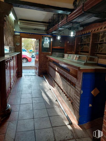 Retail for sale & for rent at Calle Manojo de Rosas, 49, Villaverde, Madrid, 28041 with wood, floor, flooring, brick, brickwork, city, building, beam, door and art around