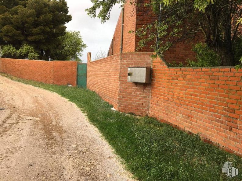 Industrial for sale at Calle Cerro Molino, Tresjuncos, Cuenca, 16422 with building, plant, brick, road surface, tree, brickwork, sky, asphalt, land lot and vegetation around