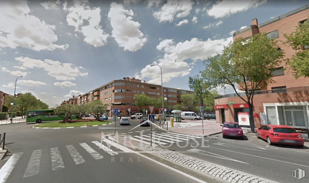 Local en venta en Zona Ensanche, Alcobendas, Madrid, 28100 con coche, edificio, nube, cielo, neumático, rueda, planta, ventana, superficie de carretera y vehículo alrededor