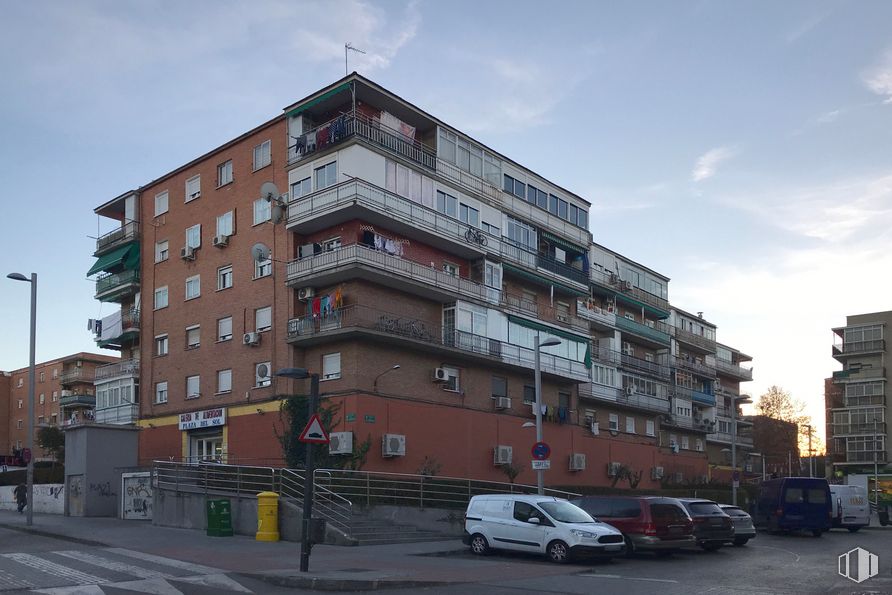 Local en alquiler y venta en Calle Doctor Morcillo, 1, Coslada, Madrid, 28820 con edificio, camioneta, nube, cielo, ventana, neumático, coche, rueda, vehículo y diseño urbano alrededor