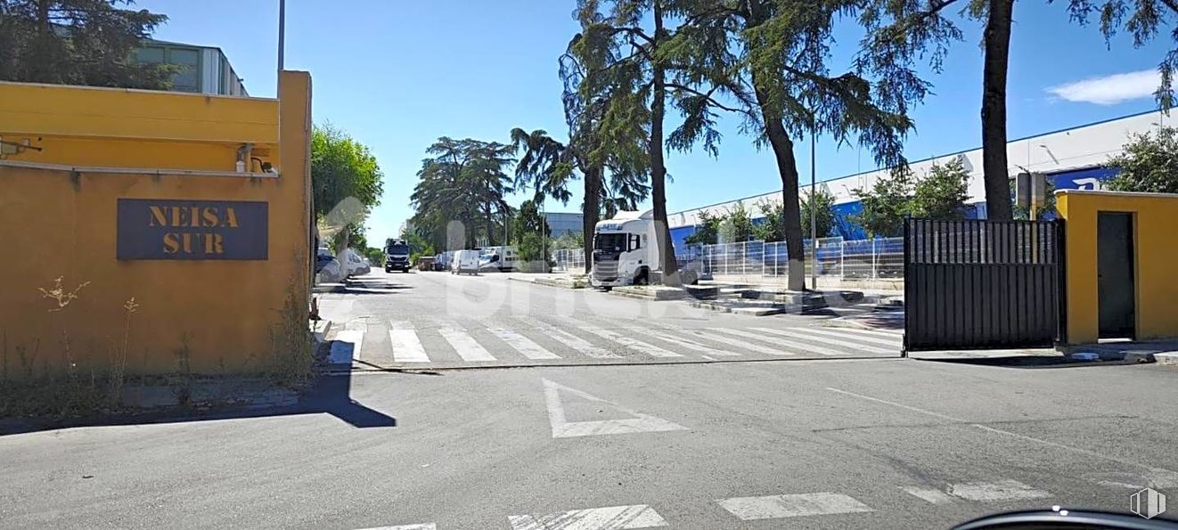 Oficina en alquiler y venta en Avenida Andalucía, Villaverde, Madrid, 28041 con cielo, durante el día, árbol, infraestructura, superficie de la carretera, planta, alumbrado, asfalto, diseño urbano y vehículo alrededor