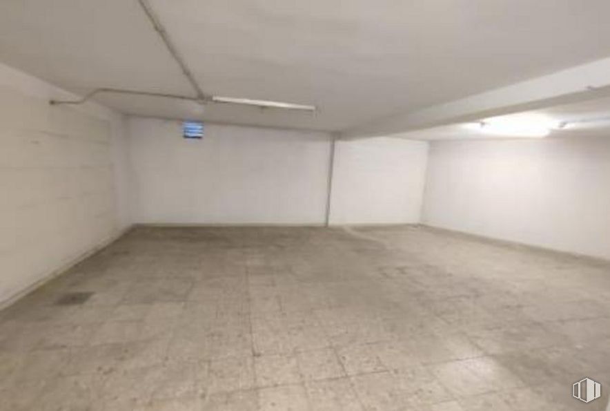 Retail for sale & for rent at Calle Leopoldo Alas Clarín, Fuencarral - El Pardo, Madrid, 28035 with light fixture, fixture, floor, flooring, composite material, hall, ceiling, concrete, parking and space around