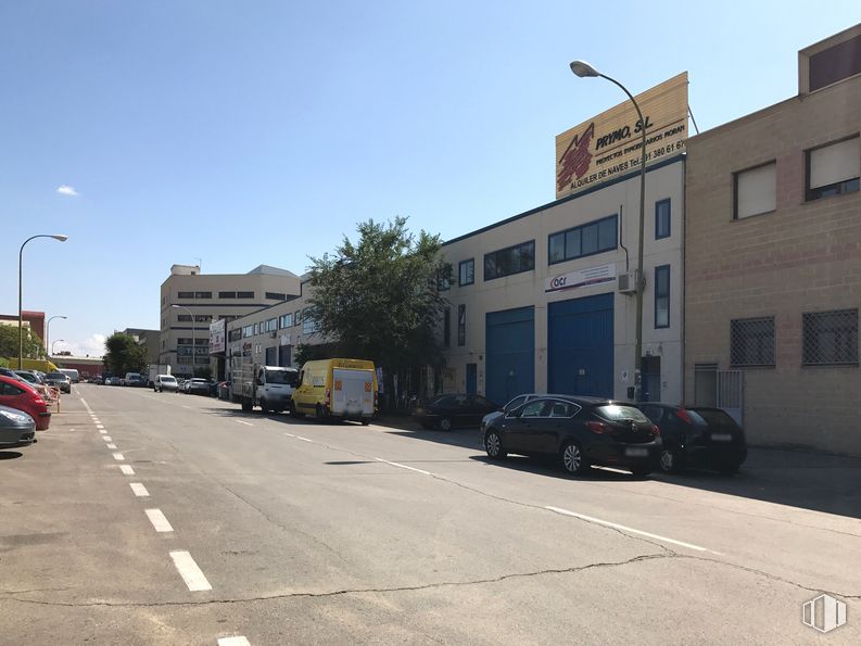 Nave en alquiler en Calle Luis I, Villa de Vallecas, Madrid, 28031 con coche, edificio, luz de estacionamiento, cielo, luz de la calle, rueda, vehículo, neumático, ventana y asfalto alrededor