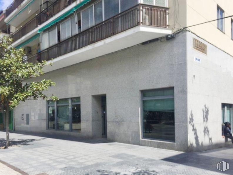 Local en alquiler en Calle Gran Vía, Majadahonda, Madrid, 28220 con ventana, edificio, accesorio, diseño urbano, condominio, barrio, zona residencial, propiedad material, material compuesto y edificio comercial alrededor