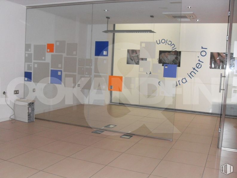 Office for rent at Juzgados, Toledo, 45001 with interior design, floor, flooring, art, automotive design, eyewear, glass, space, ceiling and event around