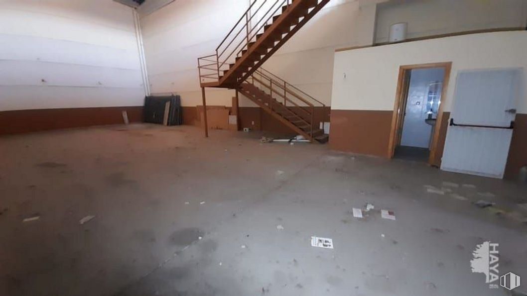 Industrial for sale at Polígono Borreguno Camporrosso, Ciempozuelos, Madrid, 28350 with door, wood, flooring, building, fixture, hall, floor, hardwood, ladder and ceiling around