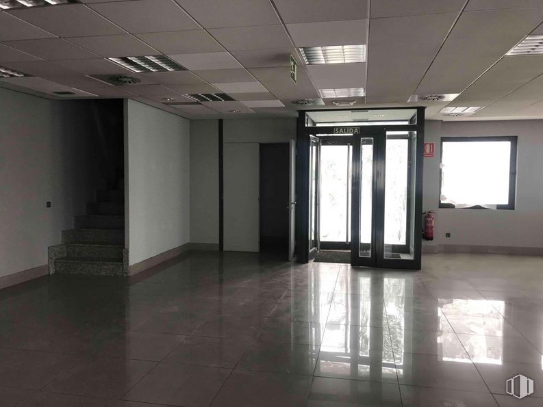 Local en venta en Polígono Alcobendas, Alcobendas, Madrid, 28108 con puerta, ventana, propiedad, accesorio, hall, propiedad material, suelos, techo, evento y edificio alrededor