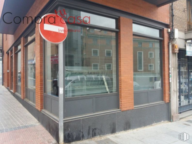 Retail for sale & for rent at Zona Avenida del Acueducto, Segovia, 40002 with window, fixture, building, door, brick, house, facade, wood, building material and road surface around