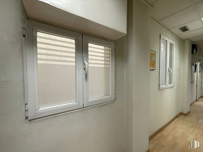 Oficina en venta en Zona Gaztambide, Chamberí, Madrid, 28015 con ventana, accesorio, edificio, madera, sombra, persiana de la ventana, suelos, tintes y matices, vidrio y escayola alrededor