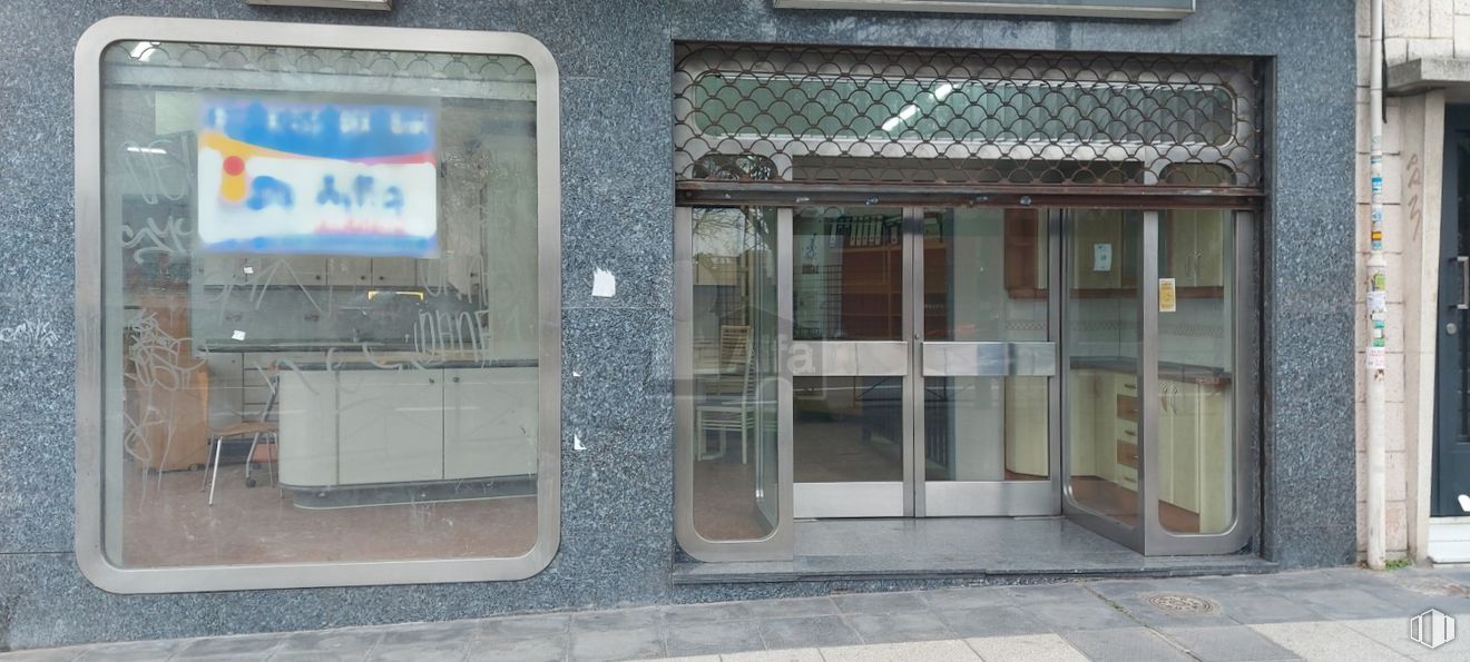 Retail for rent at Paseo Extremadura, La Latina, Madrid, 28011 with fixture, window, building, gas, facade, glass, rectangle, door, composite material and automotive exterior around