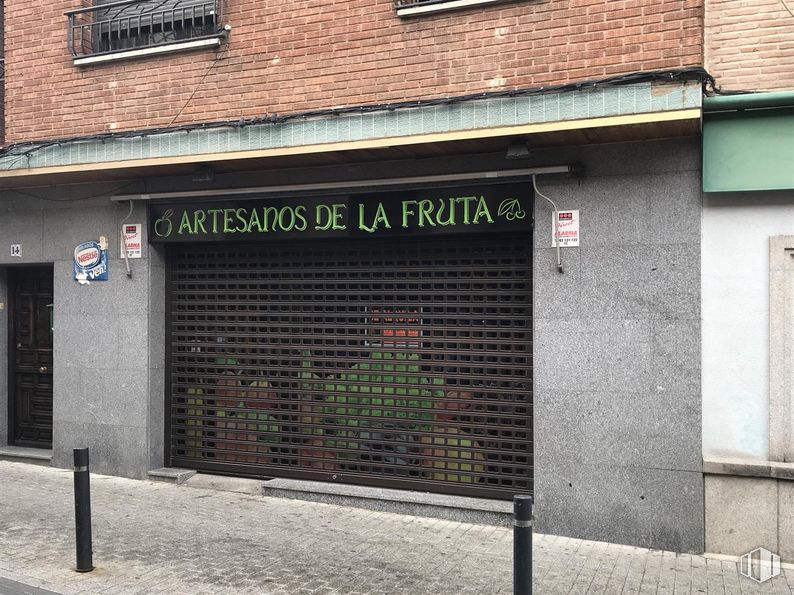 Retail for sale at Calle Santiago de la Fuente, Bargas, Toledo, 45593 with door, window, building, property, brickwork, fixture, architecture, brick, road surface and wood around