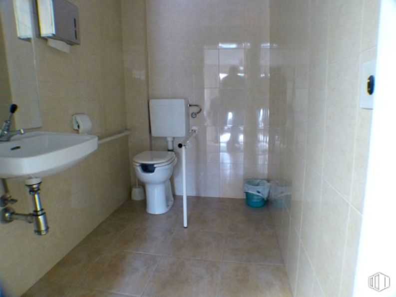 Local en alquiler y venta en Plaza Fuente del Oro, Cuenca, 16002 con fregadero, inodoro, propiedad, accesorio de plomería, edificio, lavabo del baño, baño, accesorio, púrpura y grifo alrededor