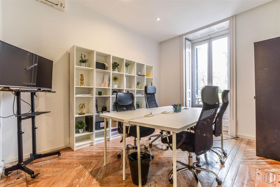 Office for rent at Calle Alfonso XII, 8, Retiro, Madrid, 28014 with chair, television, desk, table, furniture, interior design, flooring, wall, floor and wood around