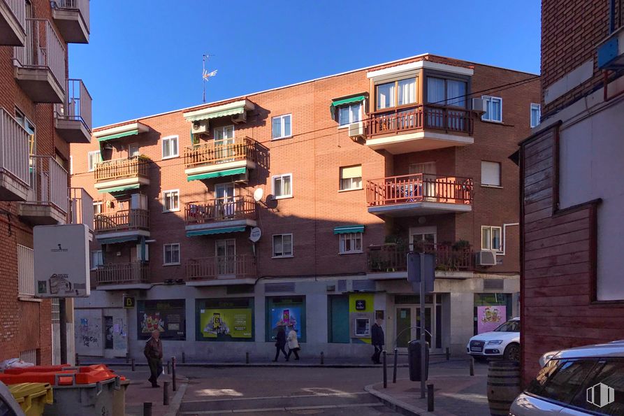 Local en alquiler y venta en Avenida Peña Prieta, 73, Puente de Vallecas, Madrid, 28038 con edificio, coche, persona, cielo, ventana, infraestructura, diseño urbano, barrio, zona residencial y propiedad material alrededor