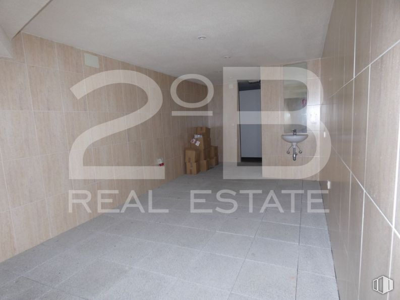 Retail for sale at Zona Parque Paris, Las Rozas de Madrid, Madrid, 28230 with building, fixture, wood, interior design, grey, tile flooring, flooring, floor, font and ceiling around