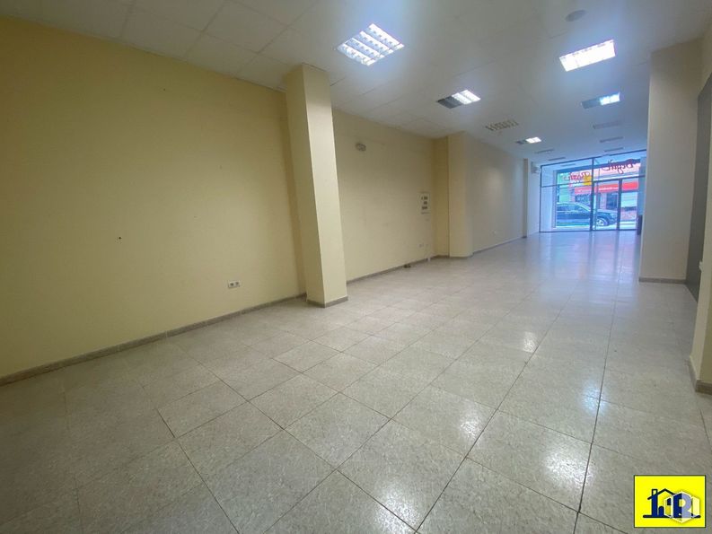 Retail for rent at Centro urbano, Cuenca, 16002 with hall, floor, fixture, flooring, door, tile flooring, ceiling, concrete, transparency and room around