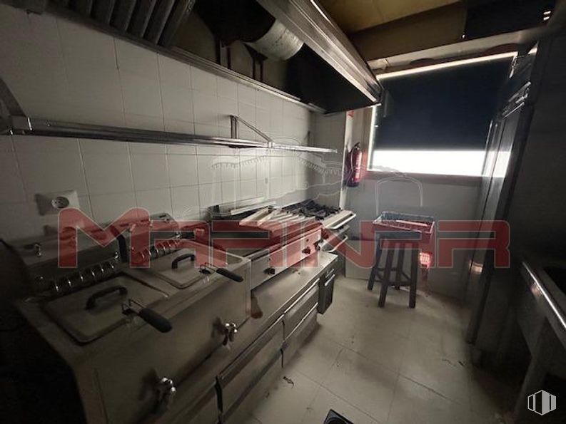 Local en alquiler en Centro, Seseña, Toledo, 45223 con taburete, mueble, cocina, aparato de cocina, electrodoméstico, cocina, encimera, estufa, estufa de gas y aluminio alrededor