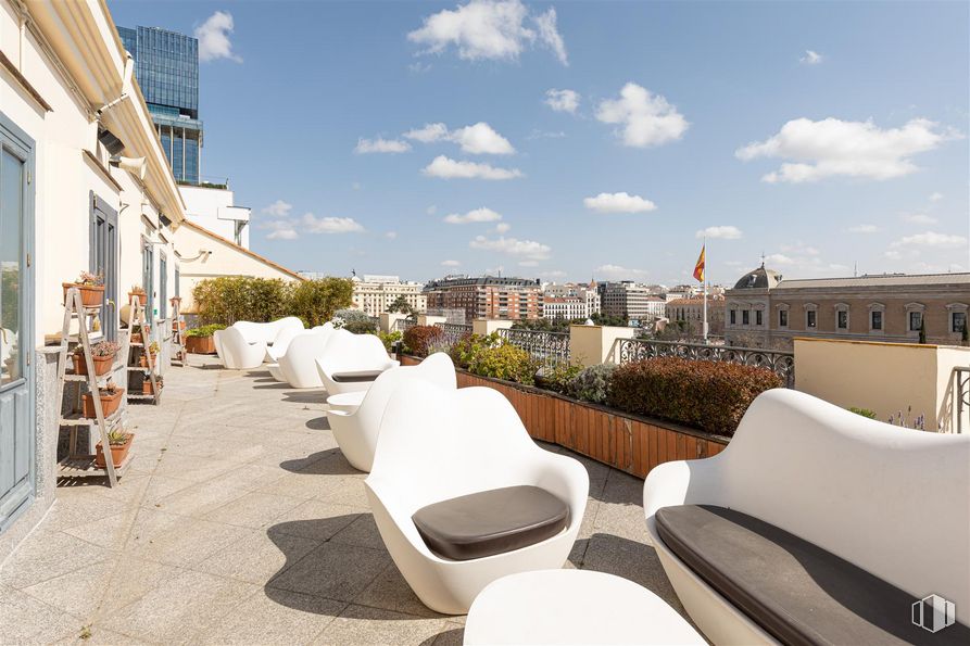 Oficina en alquiler en Paseo Recoletos, 33, Centro, Madrid, 28001 con silla, sofá, edificio, cielo, nube, durante el día, ventana, interiorismo, muebles de exterior y diseño urbano alrededor