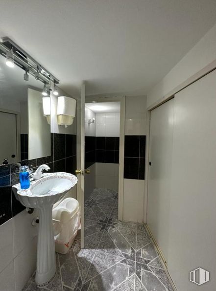 Retail for sale & for rent at Zona centro, Cuenca, 16004 with sink, mirror, plumbing fixture, tap, fixture, bathroom, interior design, floor, flooring and bathroom sink around