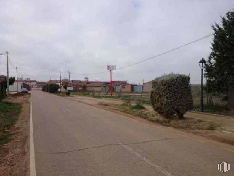 Land for sale at Travesía Abiertas, 5, San Bartolomé de las Abiertas, Toledo, 45654 with plant, street light, cloud, sky, road surface, asphalt, land lot, tree, thoroughfare and overhead power line around