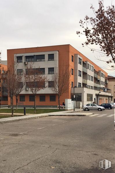 Local en venta en Calle Espliego, 4, Azuqueca de Henares, Guadalajara, 19200 con edificio, coche, día, cielo, ventana, planta, árbol, arquitectura, diseño urbano y ladrillo alrededor