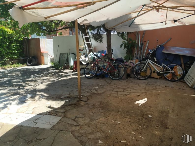 Suelo en venta en Camino Viejo de Vicálvaro, Vicálvaro, Madrid, 28032 con neumático, bicicleta, rueda, planta, rueda de bicicleta, edificio, vehículo, sombra, tienda y casa alrededor