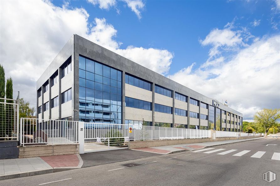 Oficina en alquiler en Ronda Poniente, 3, Tres Cantos, Madrid, 28760 con nube, cielo, edificio, accesorio, diseño urbano, árbol, planta, edificio comercial, superficie de la carretera y fachada alrededor